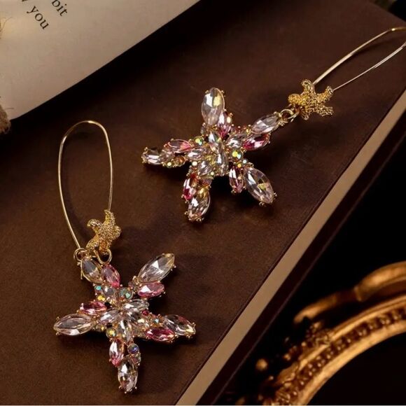 🩷 Betsey Johnson NEW Sparkling Pink crystal starfish dangle earrings 🩷 - Picture 1 of 6